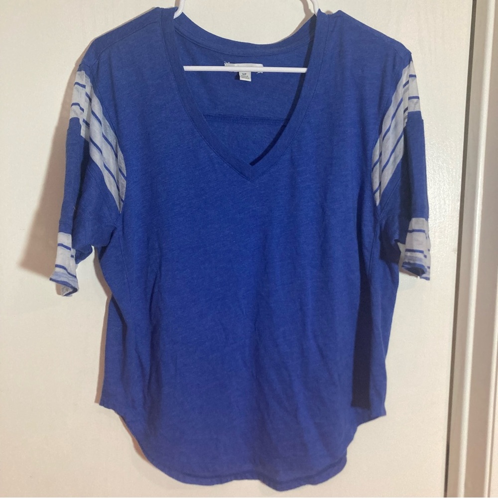 American‎ Eagle blue and white top small